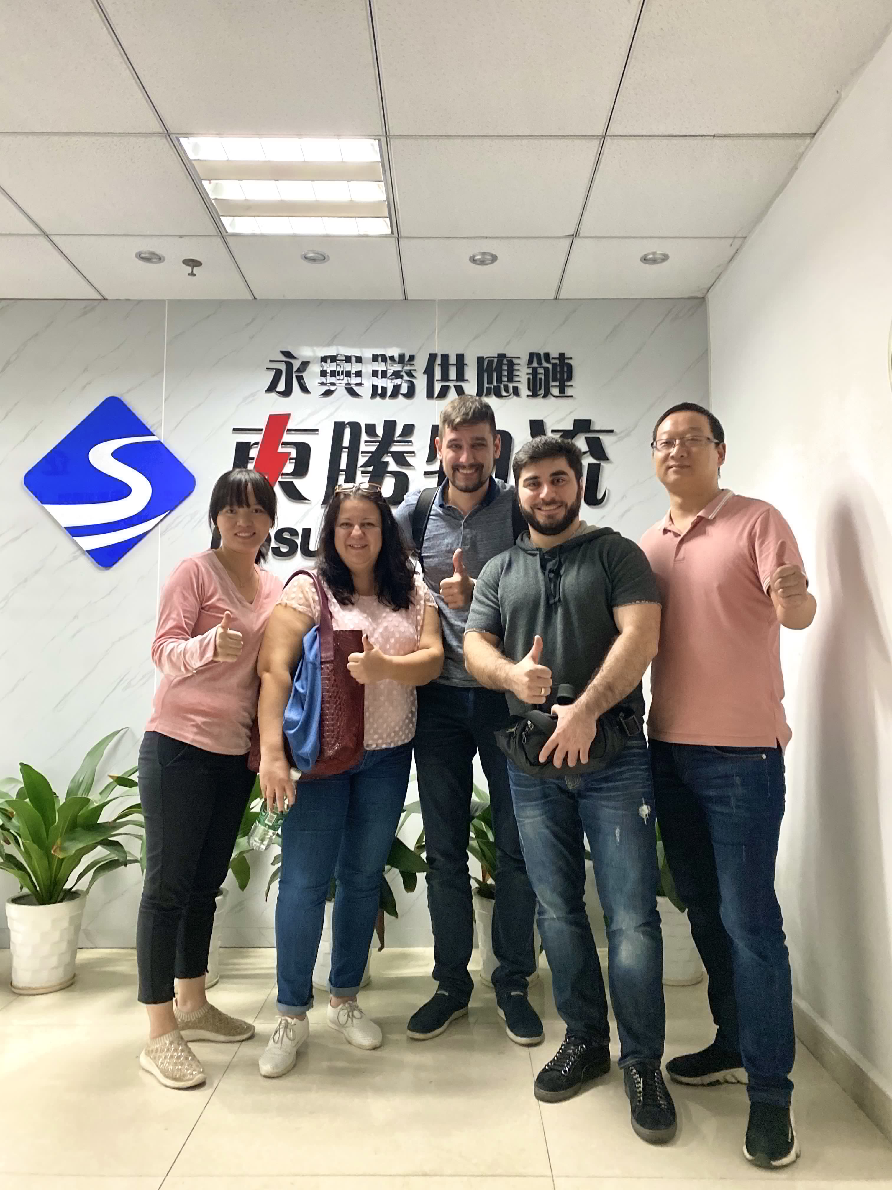 英國香薰進(jìn)口報(bào)關(guān)案例，客戶留影紀(jì)念；