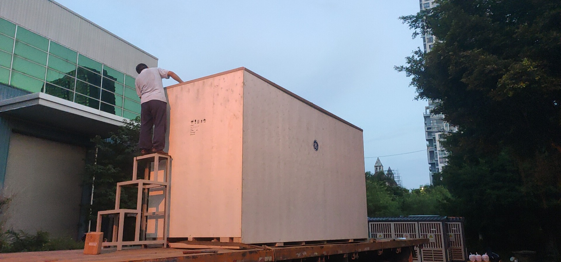 廣州某公司大型變壓器運輸到香港案例--東勝物流 廣州某公司大型變壓器運輸到香港案例--東勝物流