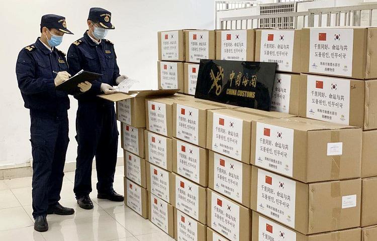 防疫物資出口，防護口罩出口人工檢驗放行現場圖；