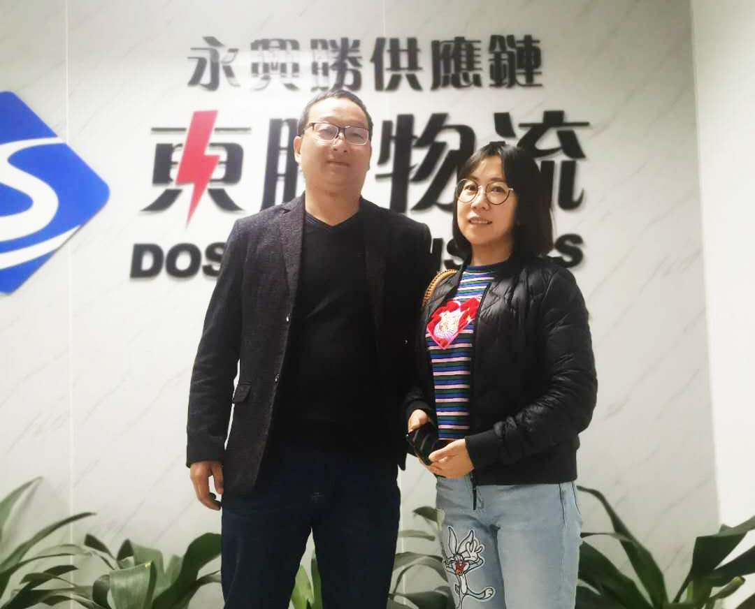 吳總在口罩出口到香港后，在我司合影留念