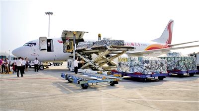 中港運輸專線-香港到福州保稅區返修運輸現場，香港機場提貨圖