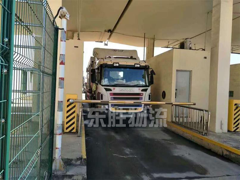 杭州到香港物流，從杭州發(fā)貨到香港價(jià)格，杭州到香港的運(yùn)輸專(zhuān)線(xiàn)，深圳東勝物流中港平板車(chē)運(yùn)輸圖