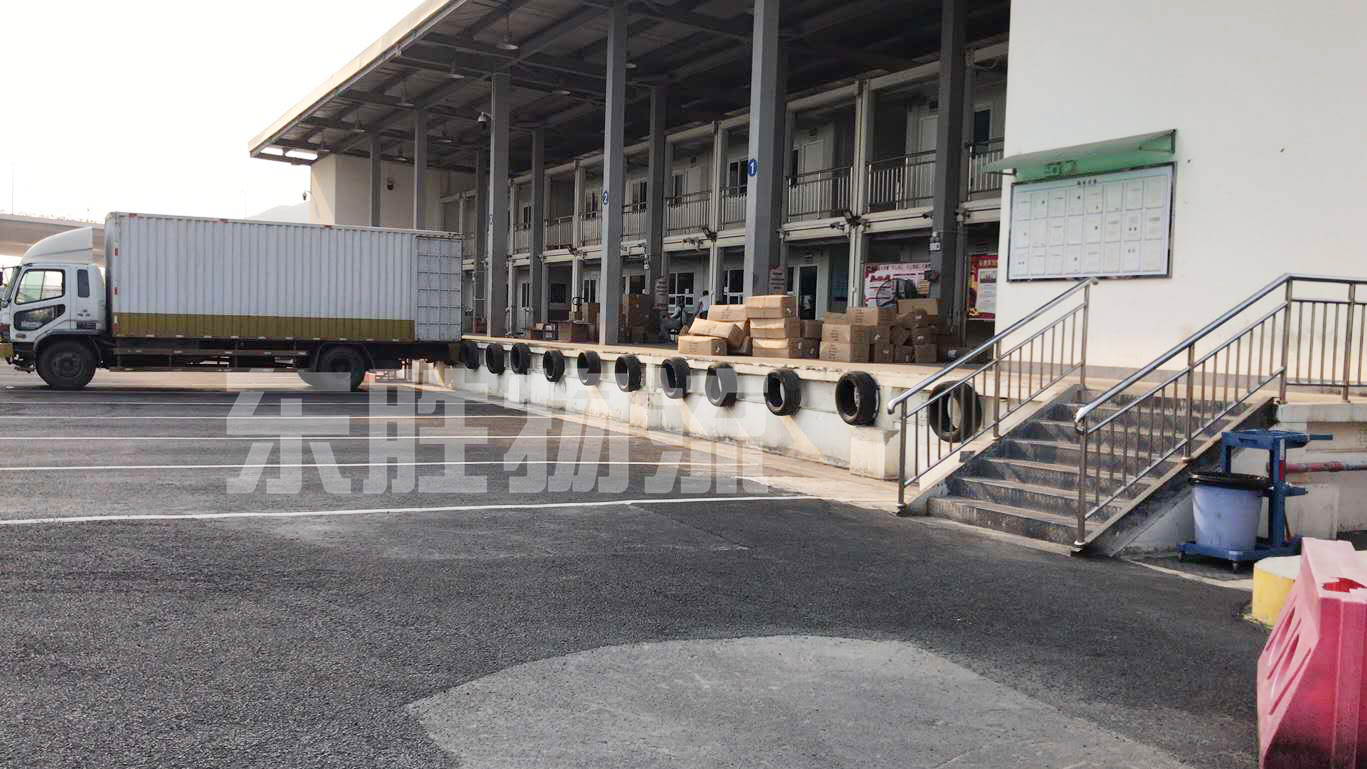 供應無錫到香港物流|從無錫發(fā)貨到香港|深圳東勝物流香港專線|中港拖車裝貨圖